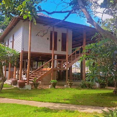 Pasir Putih Resort & Resto Maluk Eksteriør billede
