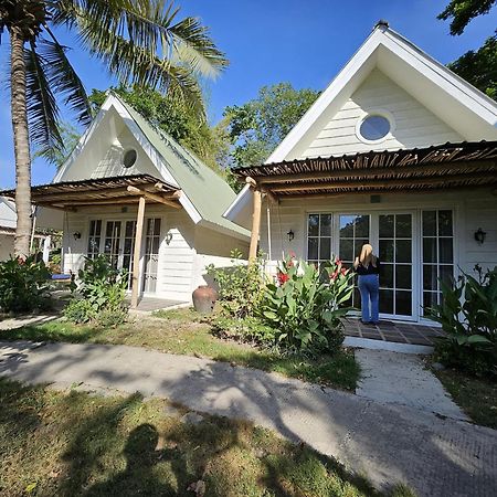 Pasir Putih Resort & Resto Maluk Eksteriør billede