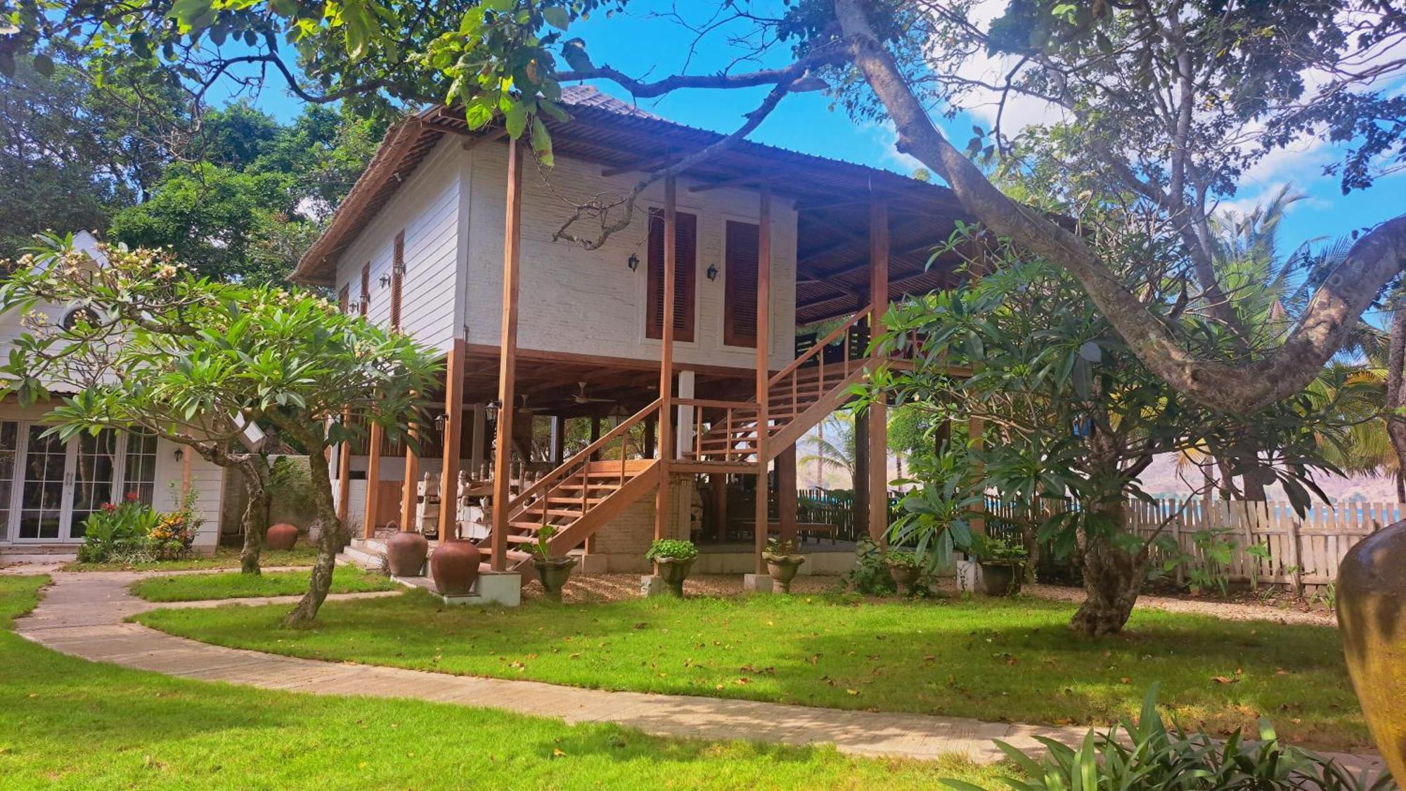 Pasir Putih Resort & Resto Maluk Eksteriør billede