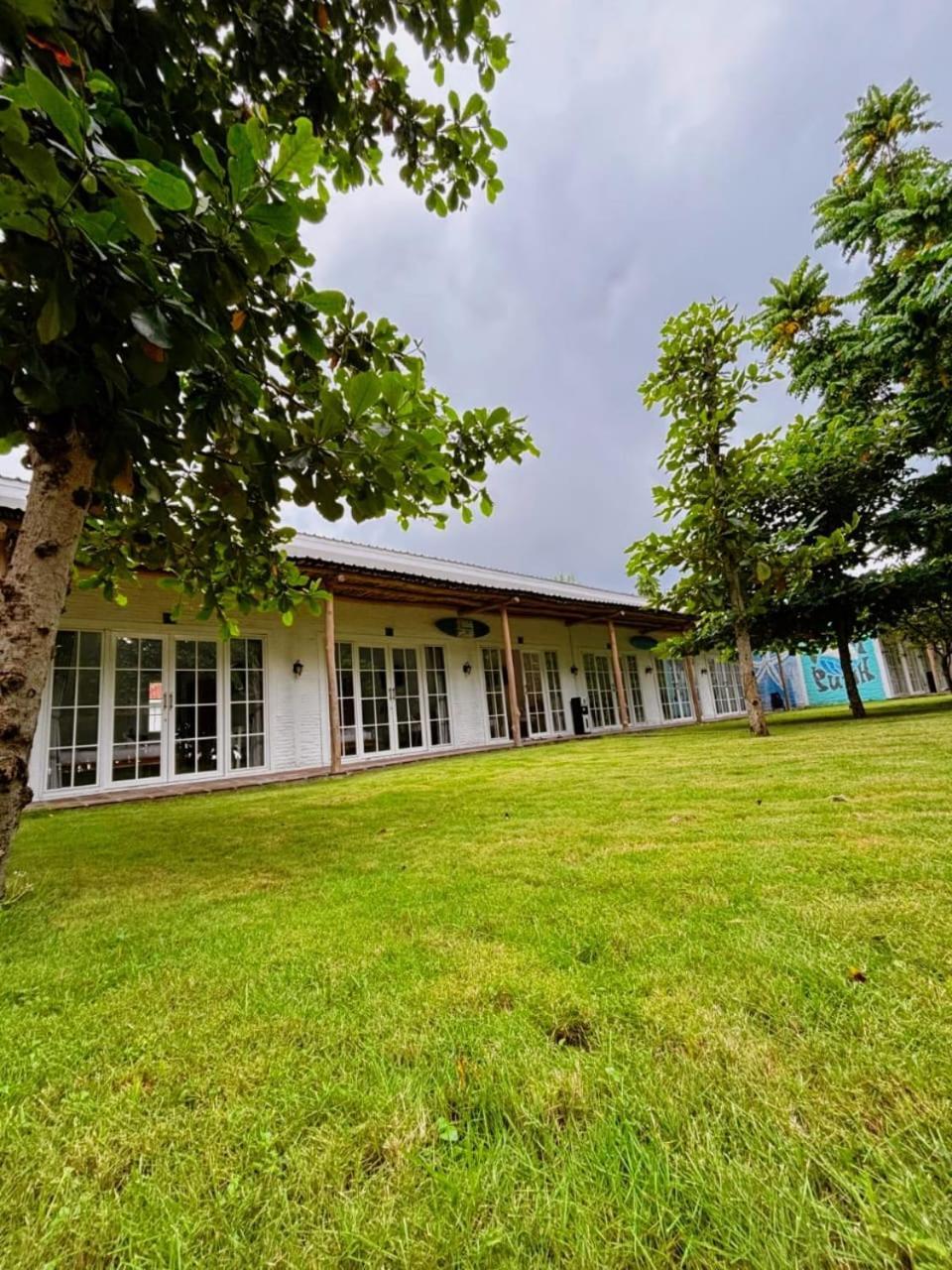 Pasir Putih Resort & Resto Maluk Eksteriør billede