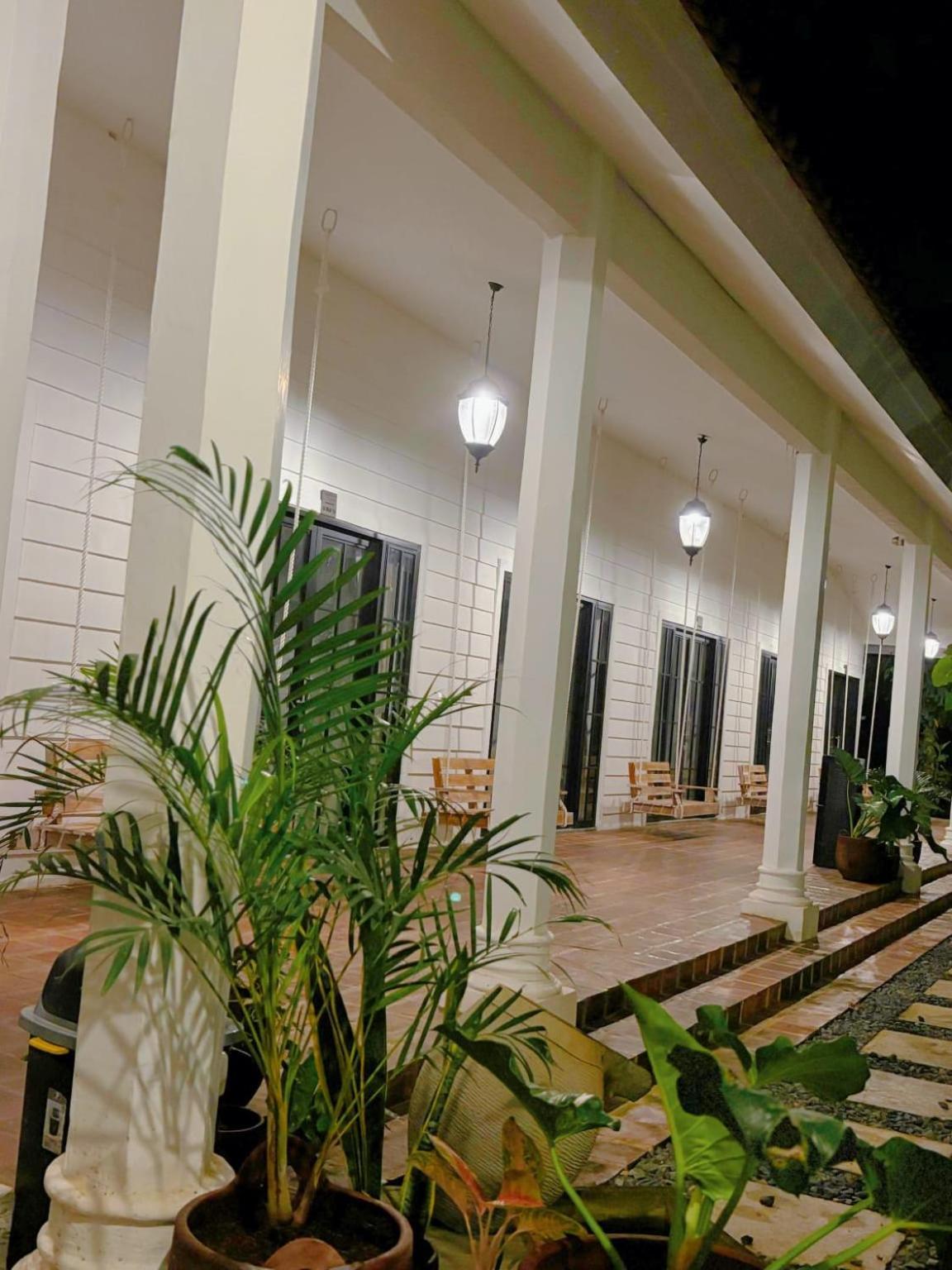 Pasir Putih Resort & Resto Maluk Eksteriør billede